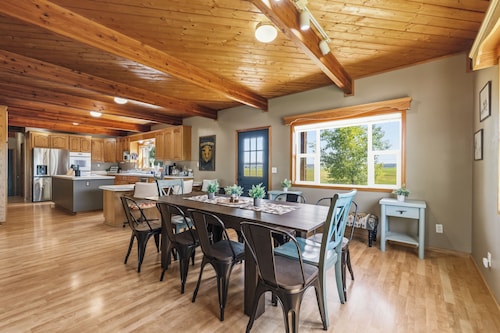 Western Inspired 4-bedroom house in Bonanza perfect for your getaway.