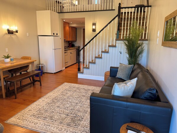 Living area - Nordic Charley - A/C - Mezzanine on 2nd floor - Mountain & lake view (Mont-Tremblant)