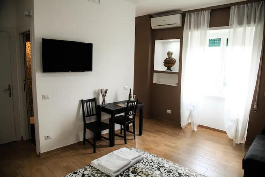 Klassiek appartement, balkon, uitzicht op de stad | Interieur