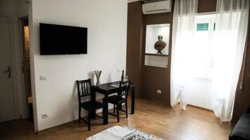 Klassiek appartement, balkon, uitzicht op de stad | Interieur