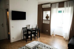 Klassiek appartement, balkon, uitzicht op de stad | Interieur