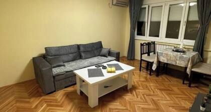 TOP lokacija! 5 minuta od centra. Dvosoban apartman + parking ukljuÄen