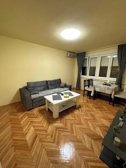 TOP lokacija! 5 minuta od centra. Dvosoban apartman + parking uključen