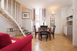 House - Renoir Small Loft on Giulia Street (Rome)