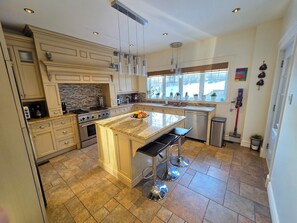 Fridge, microwave, oven, stovetop - Spacious 5BR Home Near Old Québec, Falls & Skiing (Boischatel)
