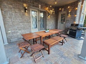 Outdoor dining - Spacious 5BR Home Near Old Québec, Falls & Skiing (Boischatel)