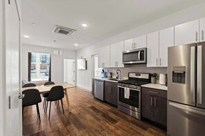 Fridge, microwave, oven, stovetop - Modern 3BD | Sleeps 8 | Northern Liberties (Philadelphia)
