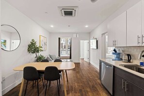 Fridge, microwave, oven, stovetop - Modern 3BD | Sleeps 8 | Northern Liberties (Philadelphia)