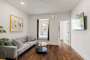 TV - Modern 3BD | Sleeps 8 | Northern Liberties (Philadelphia)