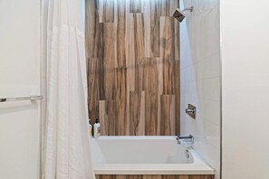 Shower, hair dryer, towels, shampoo - Modern 3BD | Sleeps 8 | Northern Liberties (Philadelphia)