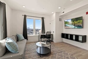 TV - Modern 1BD Apt | Fishtown | Gym (Philadelphia)