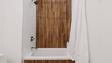 Douche, sĂšche-cheveux, serviettes fournies, shampoing