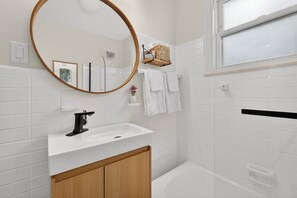 Secadora de cabello, toallas, jabón, papel de baño 
