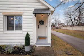 Exterior detail - Contemporary Cottage West 3BD Detroit DTW A2 (Westland)