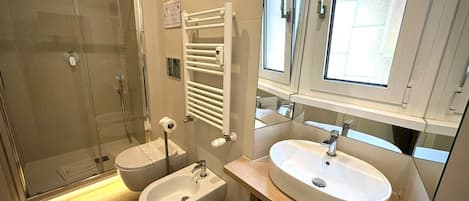 Departamento Confort | Baño | Amenidades de baño gratuitas, toallas, jabón, shampoo