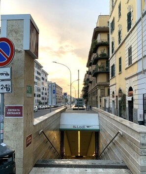 A street view with a pedestrian entrance labeled 'Lodi' and a no parking sign. - Liberty Home (Rome)
