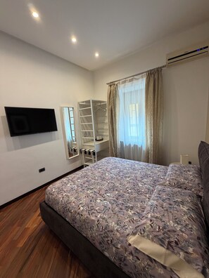 Desk, laptop workspace, free WiFi, wheelchair access - Roomito Apartments (Naples)