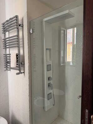 Shower, hair dryer, towels, soap - Roomito Apartments (Naples)