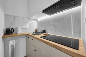 Fridge, microwave, stovetop, cookware/dishes/utensils - Praga Studio - 140m Metro, near PGE Narodowy Stadium (Warszawa)