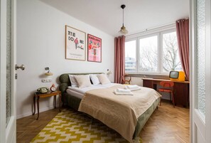 Desk, iron/ironing board, WiFi, bed sheets - Wilcza Retro – City Center, Balcony – by Rentujemy (Warszawa)