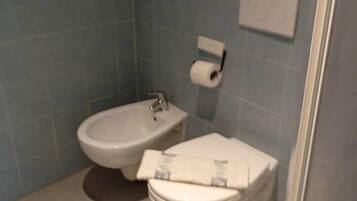 Dusche, Haartrockner, Bidet, Handtücher