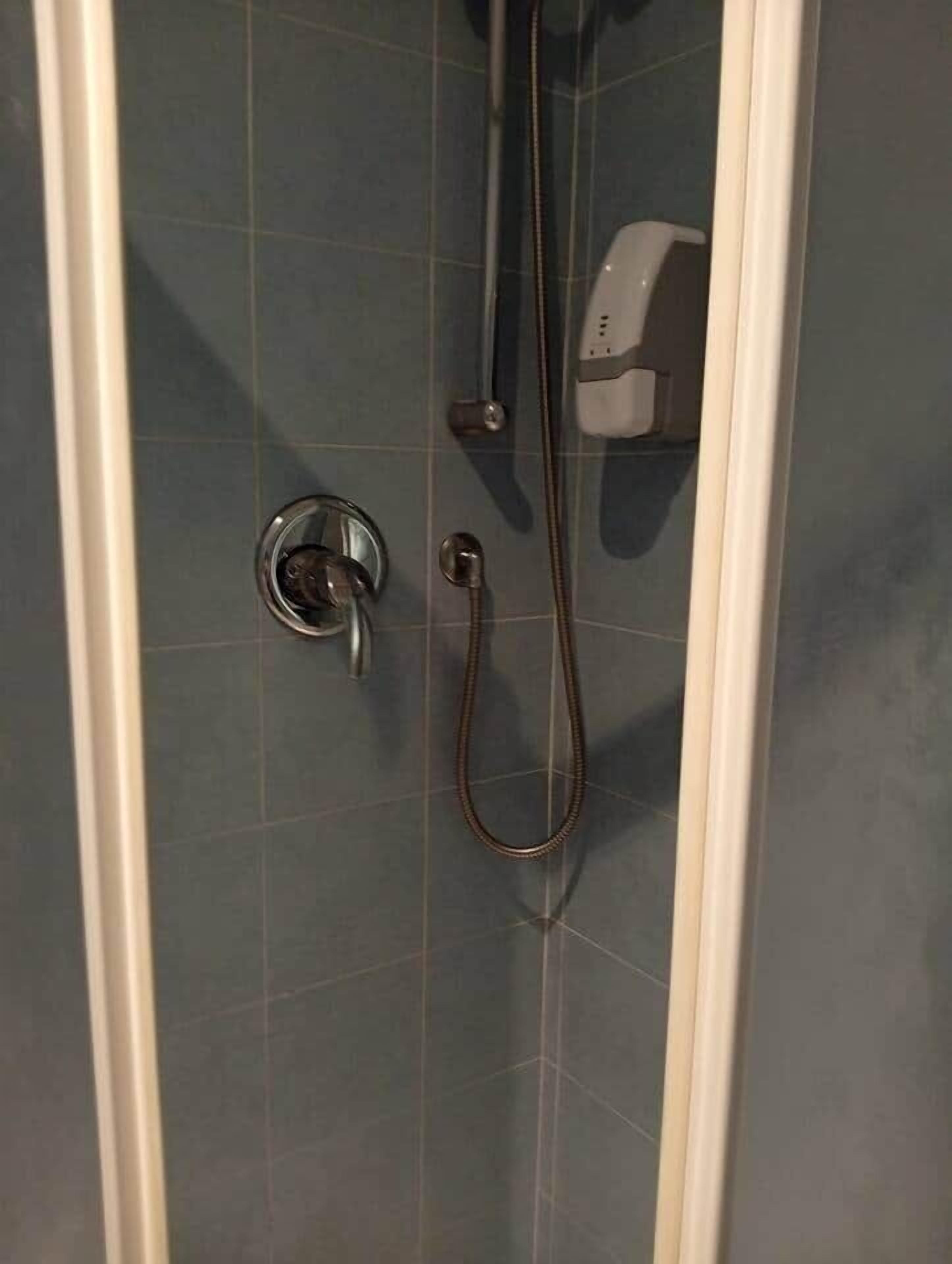 Dusj, hårføner, bidé og håndklær