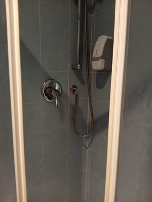 Dusche, Haartrockner, Bidet, Handtücher