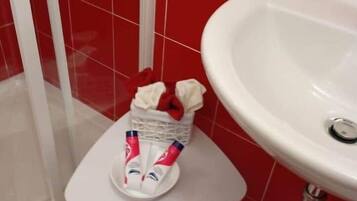 Doccia, asciugacapelli, asciugamani, shampoo