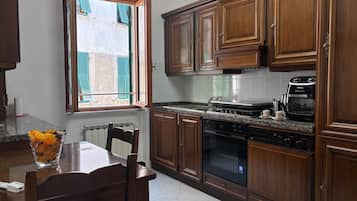 Cafeteira/chaleira, geladeira, fogão, cooktop