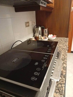 Réfrigérateur, four, plaque de cuisson, lave-vaisselle