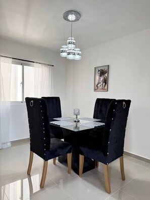 Apartment, 2 Schlafzimmer, Balkon | Esszimmer