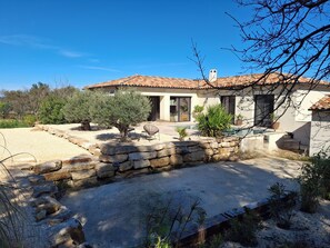 Exterior - 140m2 villa for rent. 3 bedrooms, swimming pool. (Laudun-l'Ardoise)