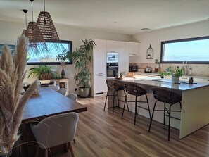 Private kitchen - 140m2 villa for rent. 3 bedrooms, swimming pool. (Laudun-l'Ardoise)