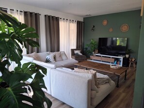 Living area - 140m2 villa for rent. 3 bedrooms, swimming pool. (Laudun-l'Ardoise)
