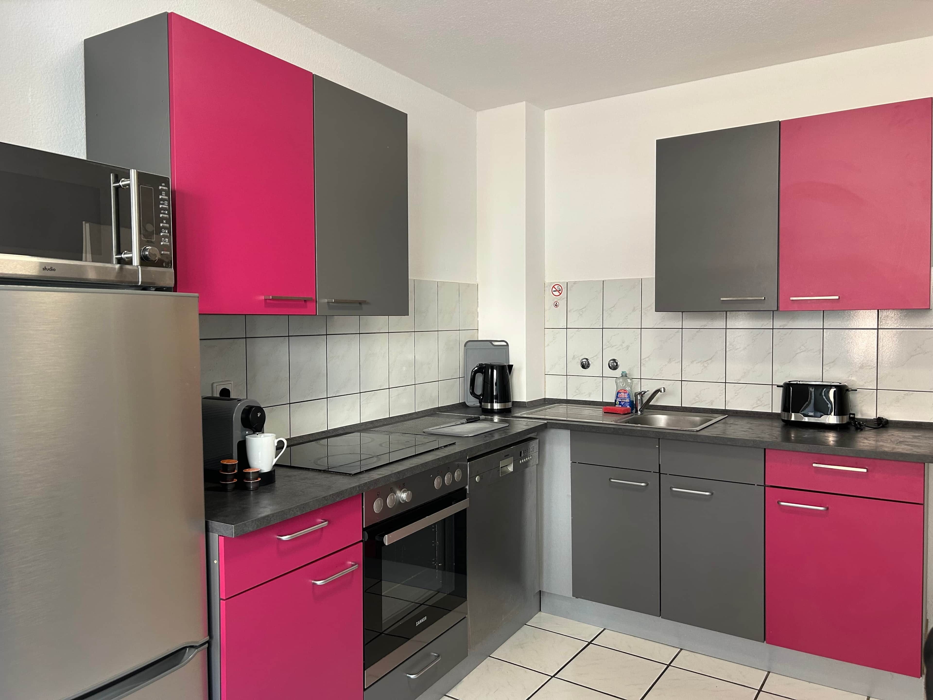Kühlschrank, Mikrowelle, Ofen, Herdplatte