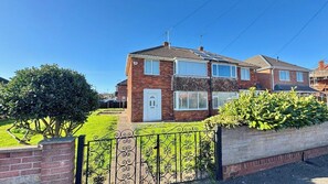 Exterior - Modern 3 Bedroom Home | 4 Beds | Private Parking (Doncaster)