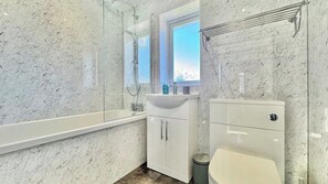 Towels - Modern 3 Bedroom Home | 4 Beds | Private Parking (Doncaster)