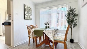 Dining - Modern 3 Bedroom Home | 4 Beds | Private Parking (Doncaster)