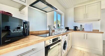 Modern 3 Bedroom Home | 4 Beds | Private Parking