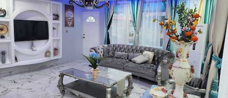 Superior Penthouse, Mountain View | Living area