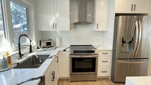 Private kitchen - Newly renovated single house 5 minutes to Heritage park Calgary (Calgary)