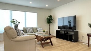 Living area - Newly renovated single house 5 minutes to Heritage park Calgary (Calgary)