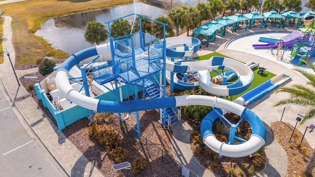 Un parc aquatique doté de nombreux toboggans et d’un espace piscine.