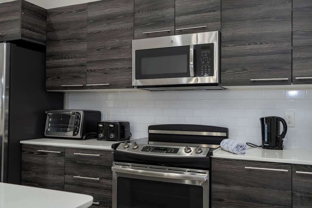 Frigorífico, microondas, horno y placa de cocina