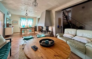 TV, books - Villa L'Ortu Corse du Sud 6 people (Monacia-d'Aullène)