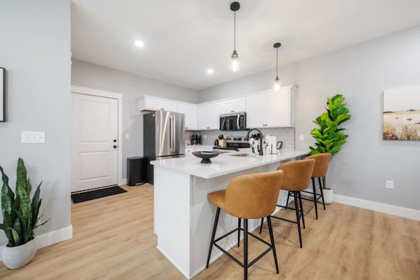 Fridge, microwave, oven, stovetop - Family Home | Sleeps 8 | Walk to K-State (Manhattan)