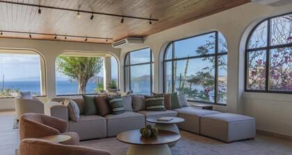 Casa Renacer ocean-view home w/ Pool a few minutes to the beach