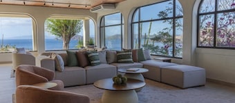 Casa Renacer ocean-view home w/ Pool a few minutes to the beach