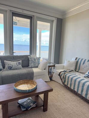 Living area - Spacious 3-bedroom house Ocean front property in Ocean Springs (Ocean springs)