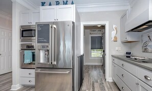 Private kitchen - Spacious 3-bedroom house Ocean front property in Ocean Springs (Ocean springs)